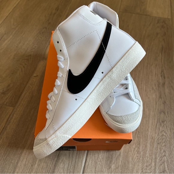 Nike Women's Blazer Mid 77 Shoes - Picture 5 of 8